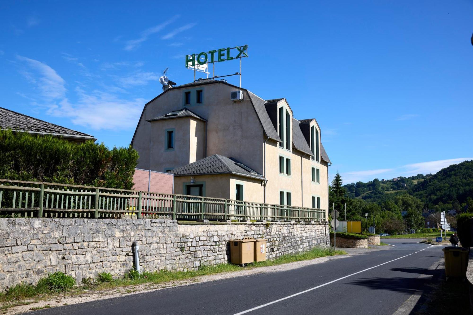 Hotel-Restaurant Le Calice Du Gevaudan - A75 Banassac Екстер'єр фото